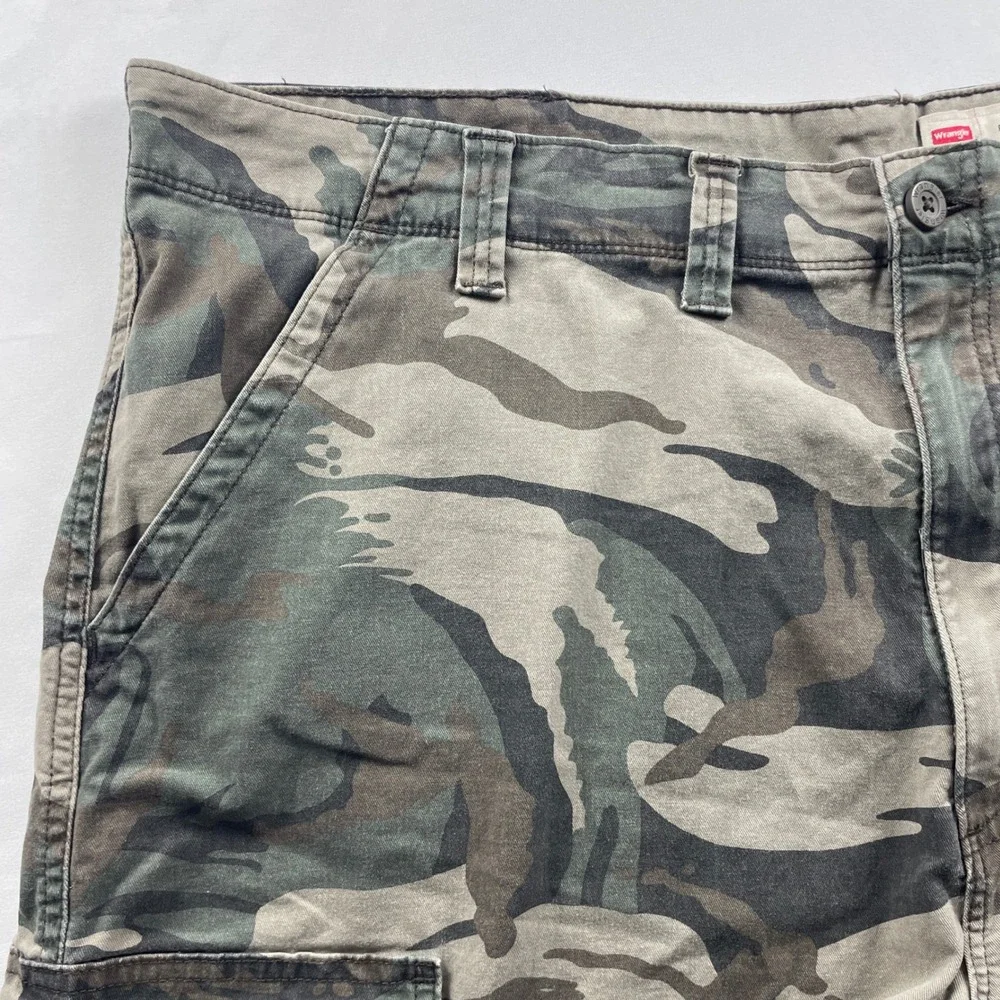 Wrangler Mens Relaxed Fit Camo Cargo Shorts Green Brown Size 44x10 112336219